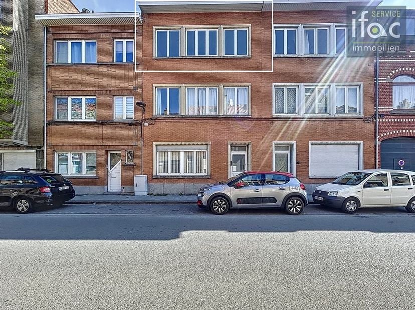 Appartement avec une chambre à coucher et terrasse situé dans un petit immeuble à Evere. &lt;br /&gt;
&lt;br /&gt;
2ème étage: hall d&#039;entrée, 27m² living, cuisine