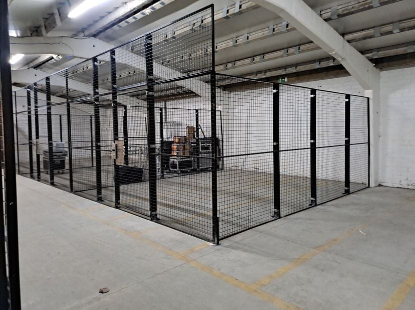 Plusieurs unités de boxes fermés pour équipements de stockage.Ils sont situés dans un parc industriel qui sera bientôt entièrement rénové et sécurisé,