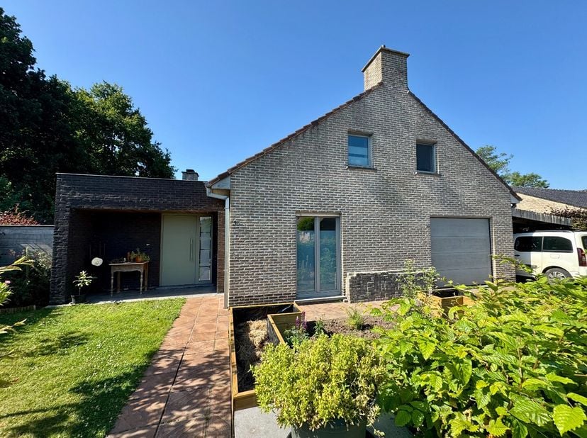 ALLEENSTAANDE WONING MET 4 SLPKS, GARAGE, CARPORT EN TUIN&lt;br /&gt;
Glv: inkomhal (5m²) met apart toilet (1,60m²) - eetruimte (18,35m²) - living met houtc