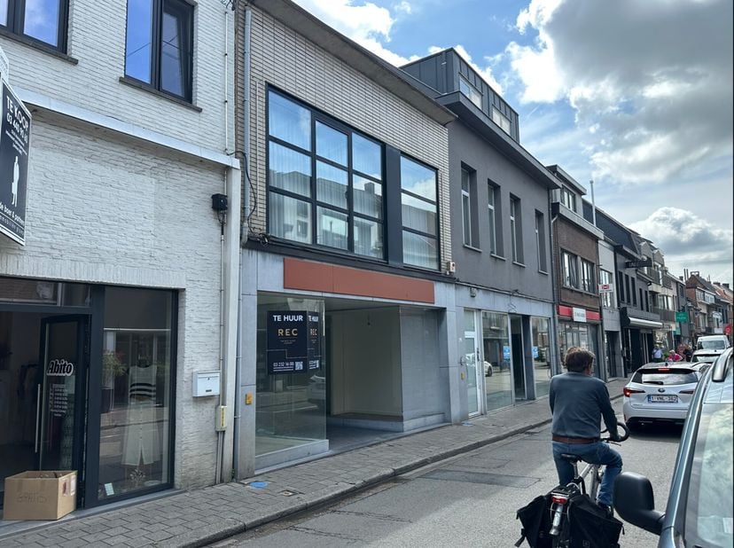 Rez-de-chaussée commercial avec excellente visibilité  Mechelsesteenweg, Kontich  Ce rez-de-chaussée commercial denviron 135 m² bénéficie dun emplacem