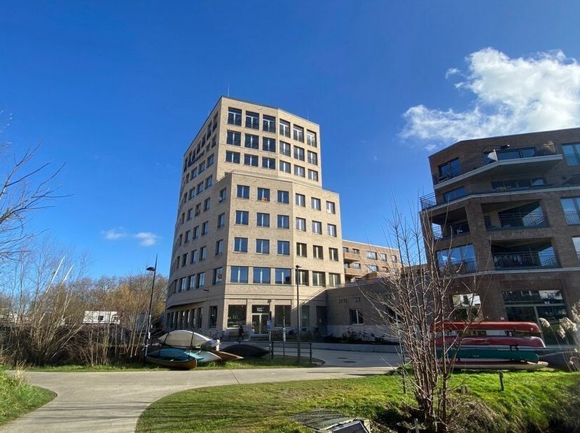 393m² kantoorruimte op 1ste  verdieping&lt;br /&gt;
Ligging: aan stadsring met vlotte verbinding naar R4, E17 en E40; openbaar vervoer op wandelafstand&lt;br /
