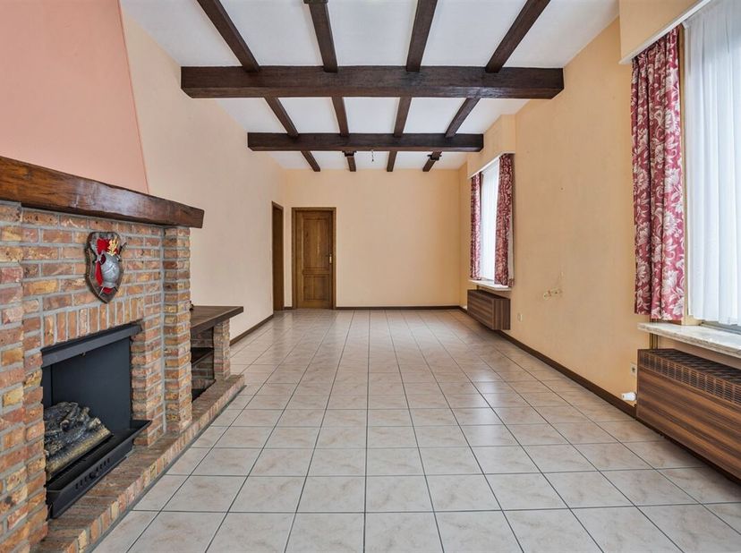 Deze landelijk gelegen vrijstaande woning situeert zich op de grens Kampenhout-Elewijt. De woning is te renoveren, maar er werden wel reeds werken uit