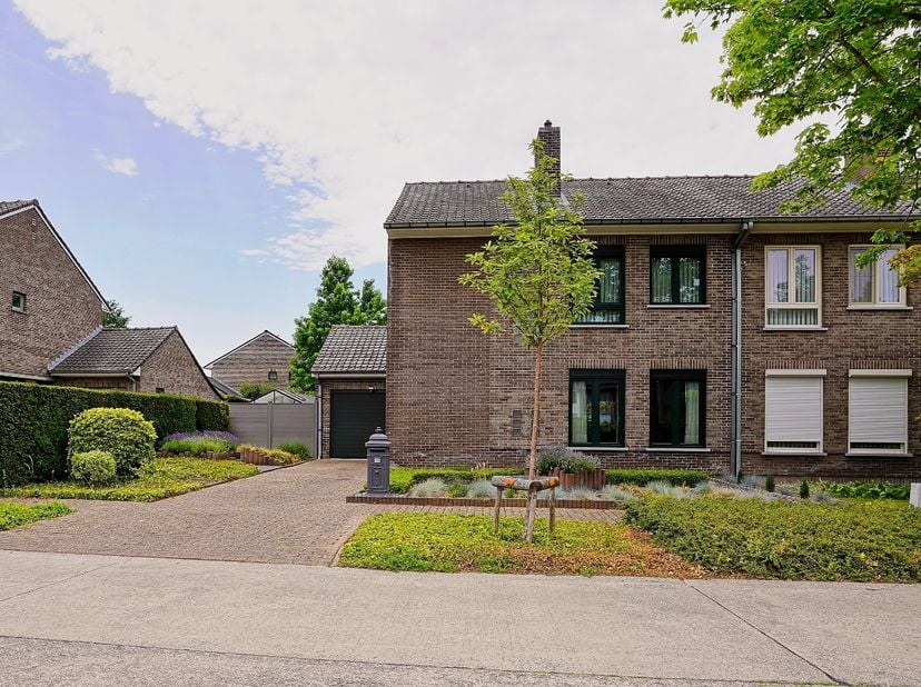 Op zoek naar een comfortabele woning in een rustige, groene omgeving? Ontdek deze uitstekend onderhouden gezinswoning, ideaal gelegen in een rustige w