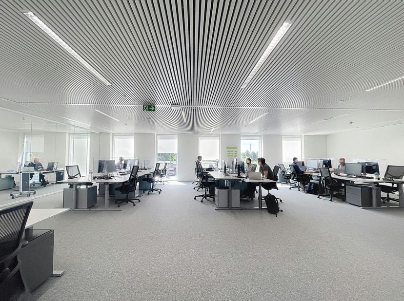 Op de derde verdieping van een modern kantoorgebouw in Aalst bieden wij een kantoorruimte van ca. 262 m² te huur aan. Deze locatie geniet van een uits