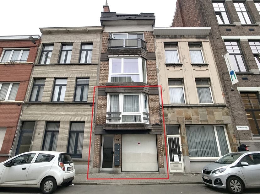Appartement rénové d&#039;environ 56 m² avec jardin d&#039;environ 68 m² et garage intérieur à vendre à Anvers. Il est situé au premier étage d&#039;un petit immeubl