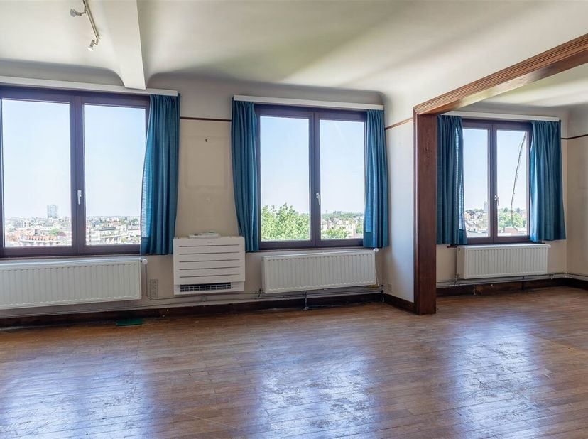 Property One biedt u een appartement aan op het prestigieuze Constantin Meunierplein, op enkele stappen van de wijk Vanderkindere en de Molièrelaan.&lt;b