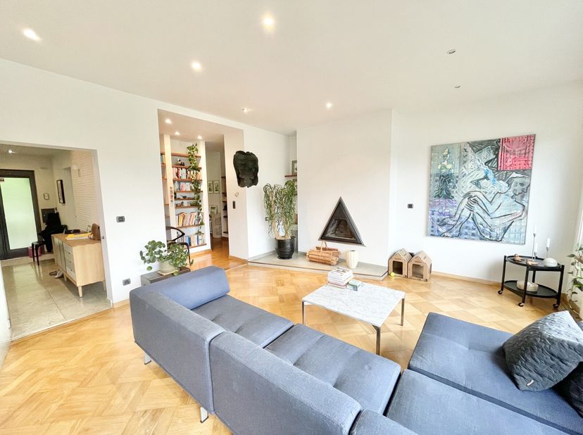 EXCLUSIEF biedt VICTOIRE-JUNOT u te Ukkel aan: prachtige woning met 3 gevels van +- 272 m² woonoppervlakte, gelegen in een rustige wijk, aan de rand v