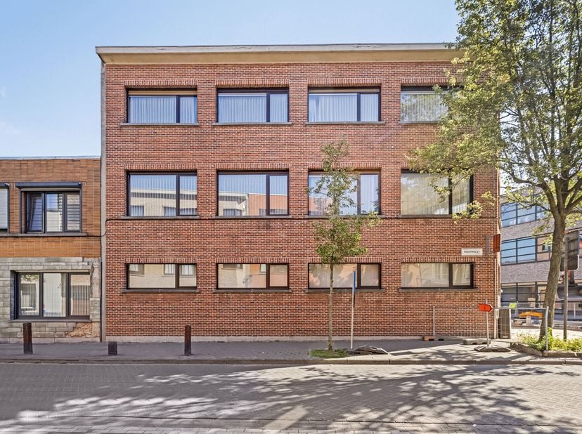 Dit veelzijdige bedrijfspand in Merksem, gelegen aan de Terlindenhofstraat 24 op de hoek met de Houthulststraat, biedt een unieke kans voor investeerd