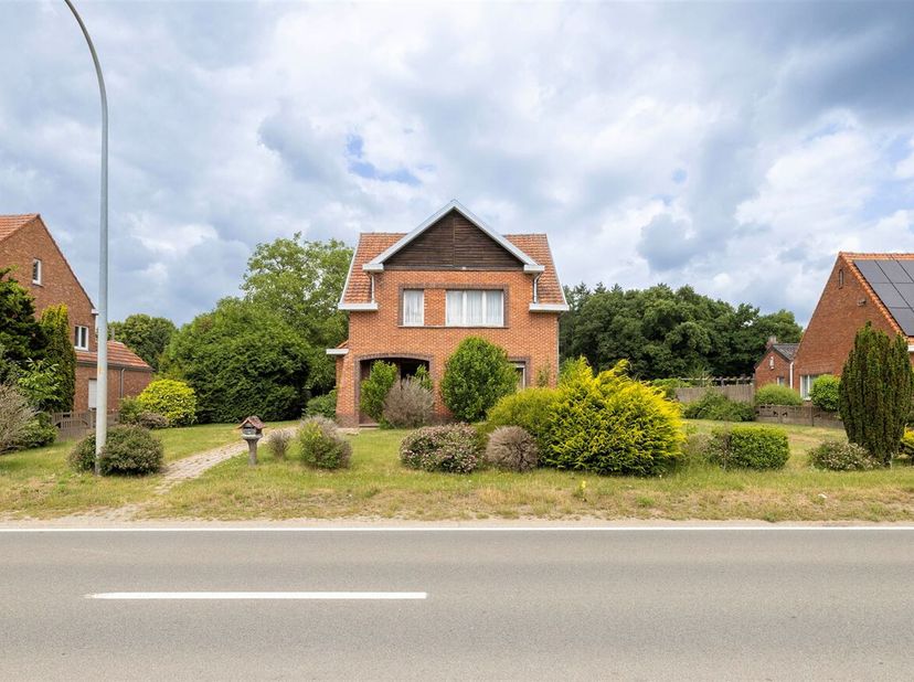 Welkom in deze charmante woning in Meerhout, ideaal gelegen op een ruim perceel van 2940m². Met een bewoonbare oppervlakte van 174m² biedt deze woning