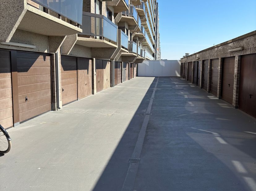 Op zoek naar een veilige en vlot bereikbare parkeeroplossing op de Zeedijk van Middelkerke? Deze garagebox op de Zeedijk 288 biedt een uitstekende kan