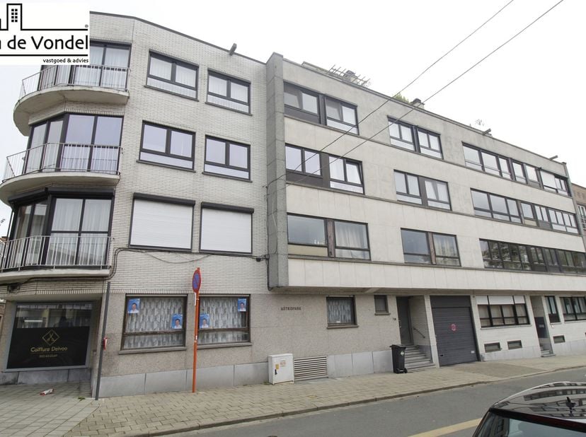 Garage à vendre
                    à 9300 Aalst