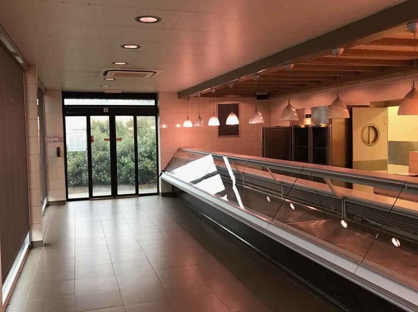 Deze winkelruimte van 138 m² is gelegen in een drukbezocht complex met een Aldi-supermarkt en biedt ruime parkeermogelijkheden voor klanten. Het pand