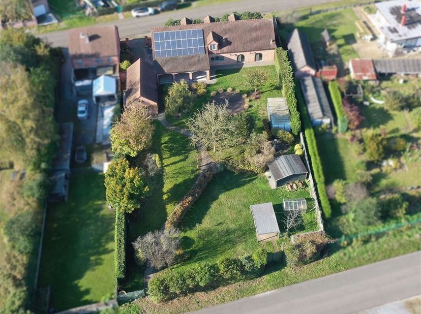 Bent u opzoek naar een uniek pand met karakter op een gunstige locatie in Beringen? Dan bent u bij deze langgevelhoeve (23 meter breed) gelegen in de