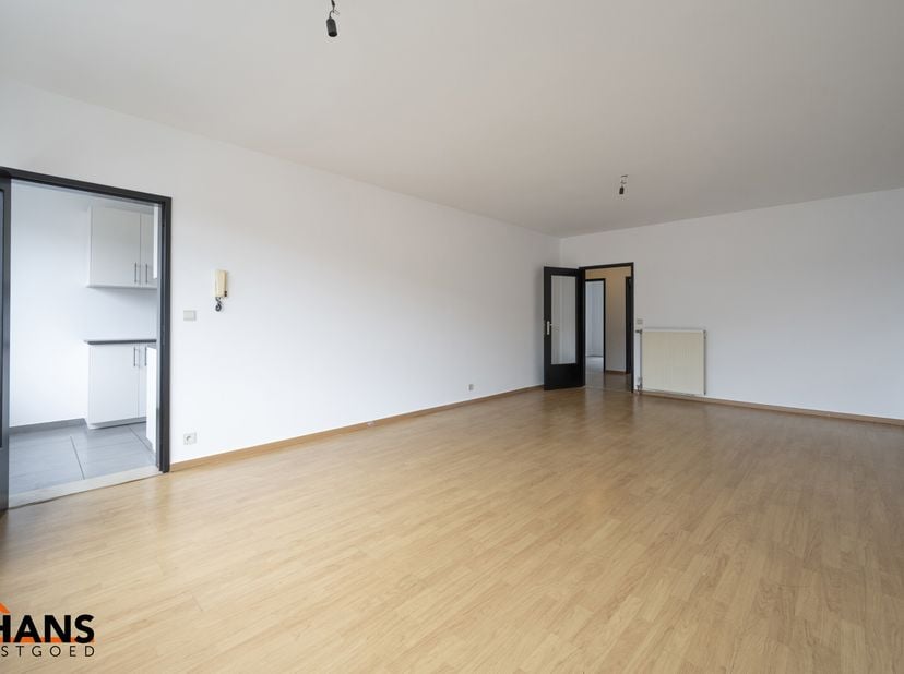 Dit appartement met conformiteitsattest bevindt zich op de derde verdieping zonder lift.&lt;br /&gt;
Indeling: inkomhal met vestiairekast; apart toilet; bad