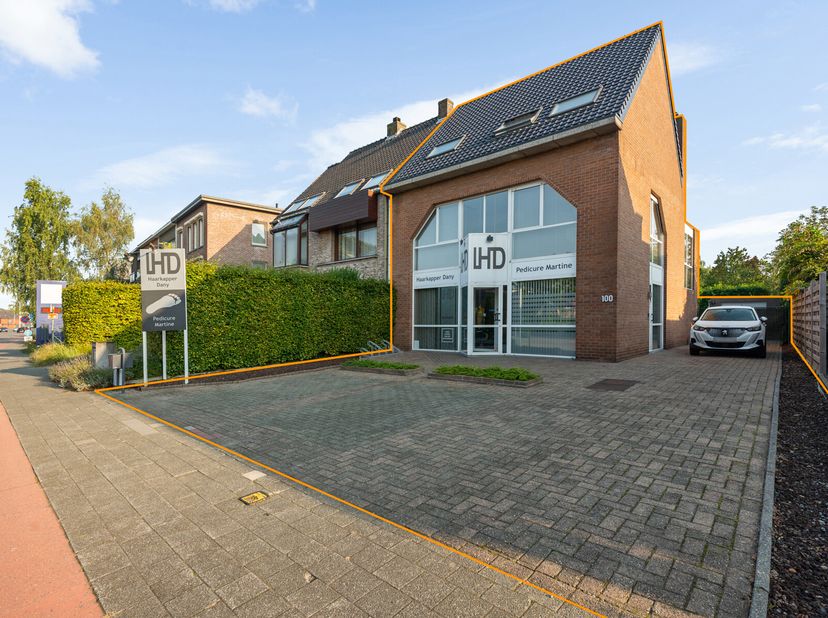Dankzij een commerciële ligging tussen A12 en centrum Aartselaar (Laar) geniet je van een maximale zichtbaarheid voor je zaak.&lt;br /&gt;
Het pand is perfe