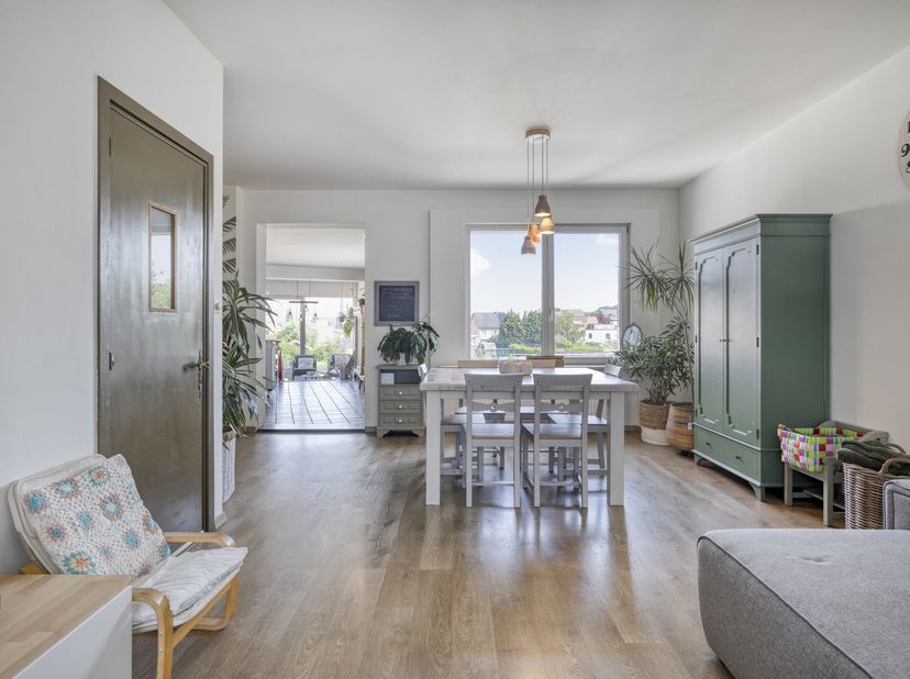Cette maison prête à emménager et rénovée avec goût est idéalement située dans le charmant centre du village de Kruibeke, à quelques pas des commerces