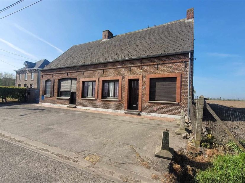 Vaste maison 4 façades à restaurer située dans le village de Pottes.&lt;br /&gt;
Vous y trouverez de nombreuses pièces à vivre et un vaste grenier complètem