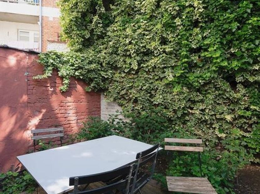 Appartement spacieux et lumineux d&#039;une chambre avec jardin de ville (30m²) au rez-de-chaussée d&#039;une petite copropriété dans un emplacement de choix. H
