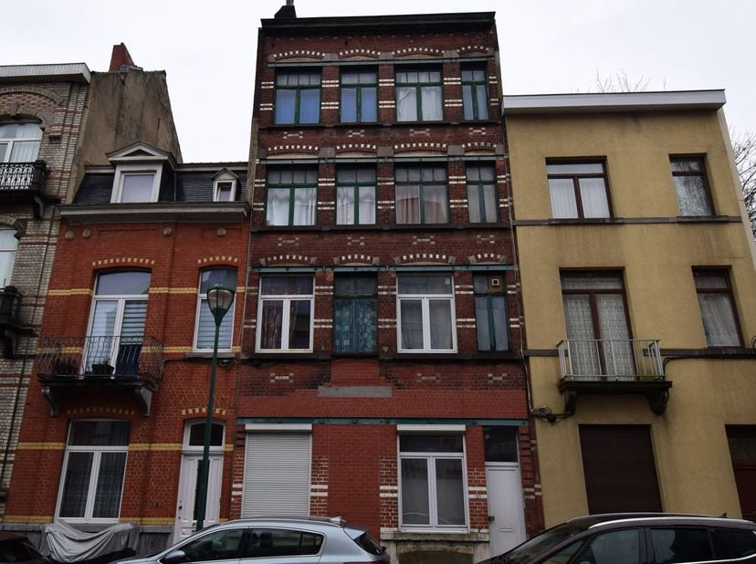 ! Option ! Avenue Jean Dubrucq 159, quartier &quot;maritime&quot; : Immeuble de rapport à rénover comprenant 4 appartements, une cour et un sous-sol intégral (s