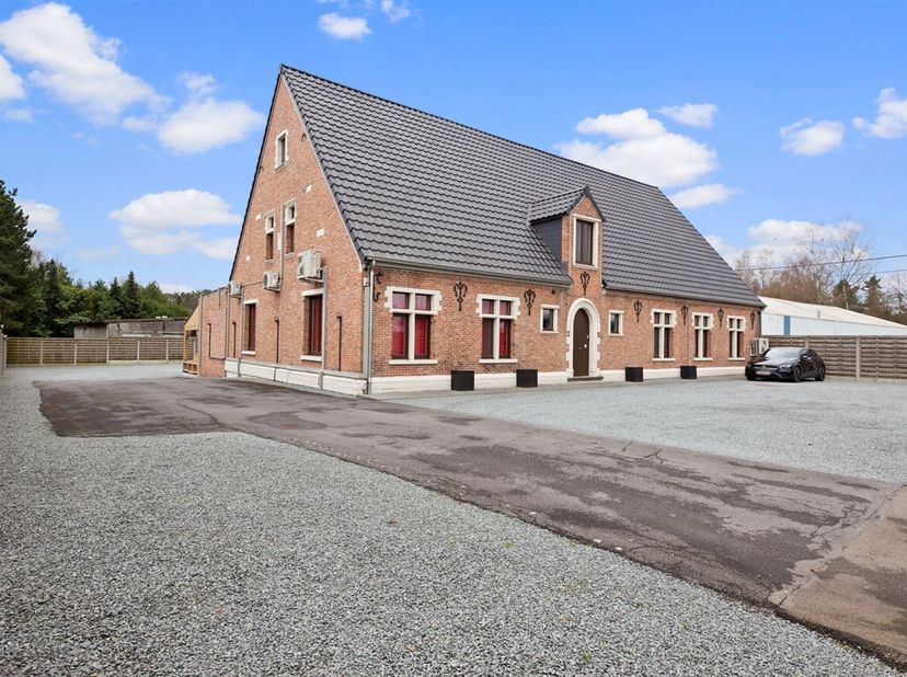 Deze perfect onderhouden villa zal voor sommige mooie herinneringen oproepen, we zullen het niet dadelijk te horen krijgen. Wat in hoofdzaak belangrij