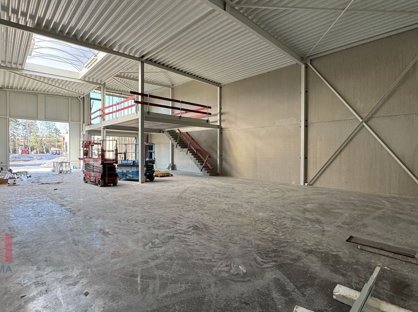 Unité PME de haute qualité de 288 m² (avec une mezzanine de 57 m²) et 3 places de parking privées à vendre. Situation stratégique dans le triangle Mal
