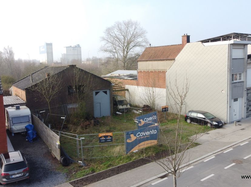 Loods van 200m² met naastliggende overdekking te Ingelmunster te koop.&lt;br /&gt;
&lt;br /&gt;
Perceelgrootte 1293m².&lt;br /&gt;
Perceelbreedte 18.50m.&lt;br /&gt;
&lt;br /&gt;
G