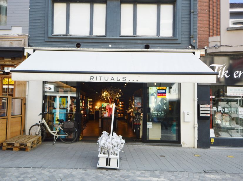 Maandagmarkt 10 Halle. Door haar goede commerciële ligging is dit pand uiterst geschikt voor handel (veel passage en goede zichtbaarheid). Men geniet
