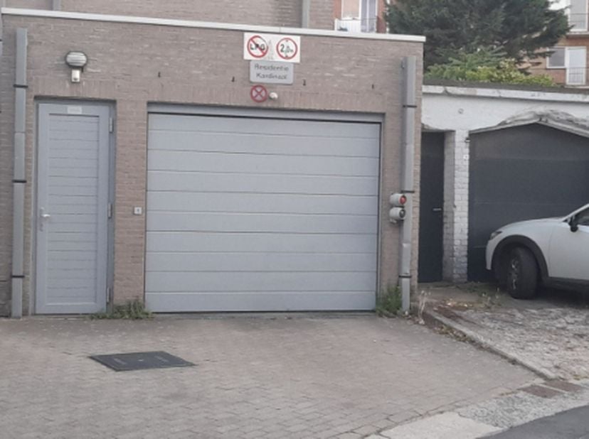 Parkeer uw wagen in alle veiligheid!&lt;br /&gt;
&lt;br /&gt;
U hebt toegang van de Vlaanderenlaan, waar de inrit is. U kan er ook binnengaan via de zeelaan (140)