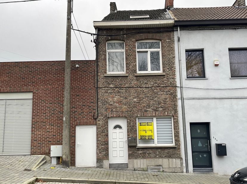 BELLE MAISON&lt;br /&gt;
Rez-de-chaussée comprenant : salon, salle à manger, cuisine-équipée, salle de bain avec douche et coin buanderie.&lt;br /&gt;
1er étage :