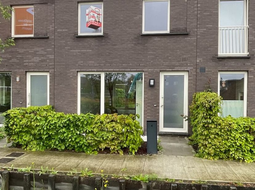 Deze recente (bouwjaar 2018) woning, gelegen in een kindvriendelijke omgeving, is de ideale gezinswoning. Ze is als volgt ingedeeld: GELIJKVLOERS: ink