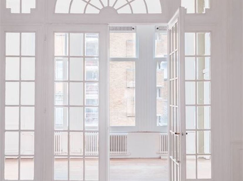 Gelegen in het hart van Kortrijk, biedt dit indrukwekkende kantoorpand een royale bruikbare oppervlakte van 228.35  m². Het historische karakter van h