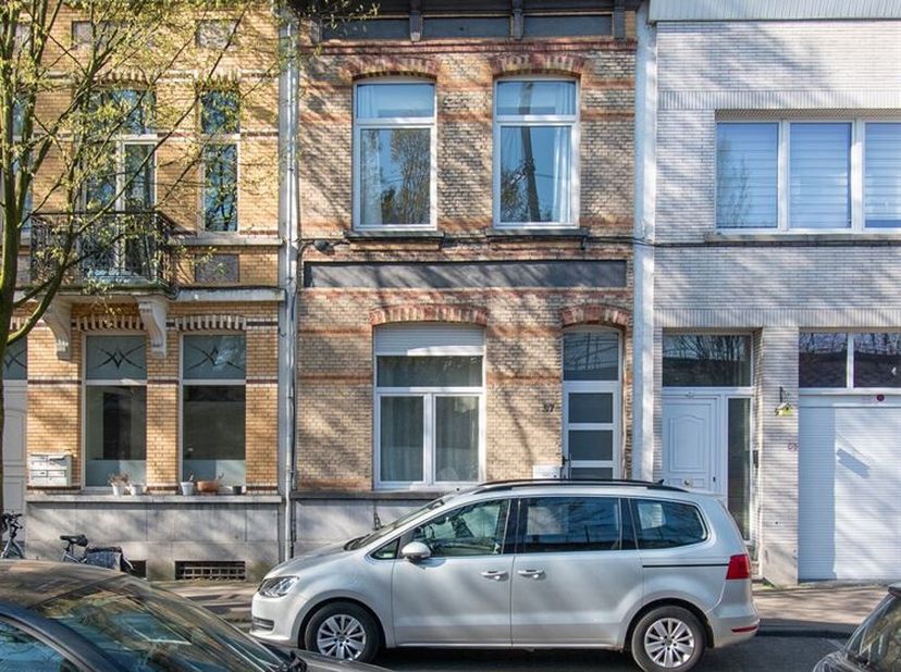 BORGERHOUT | CHARMANTE HERENHUIS MET VIER SLAAPKAMERS EN TWEE BADKAMERS | EPC 258 |&lt;br /&gt;
Indeling als volgt: inkomhal met toegang tot de kelder - lee