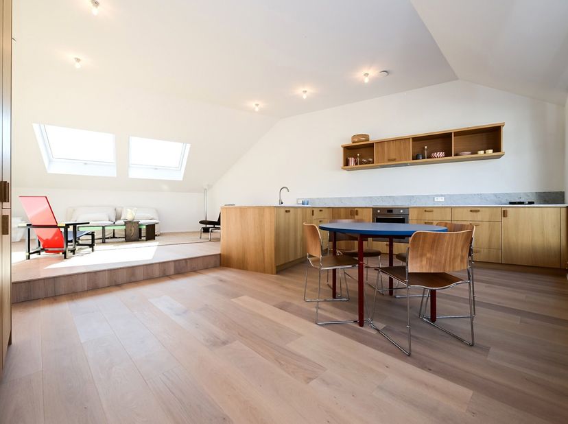 Fierce Immo biedt u met trots dit prachtige penthouse van 94 m² met terras van 23 m², gelegen in een volledig gerenoveerd Brussels &quot;maison de Maitre&quot;.