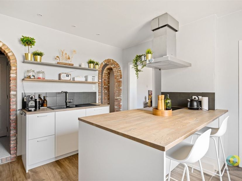Cette charmante maison se trouve à distance de marche de la gare de Londerzeel, avec toutes les commodités à proximité. Par le hall d&#039;entrée, vous ent