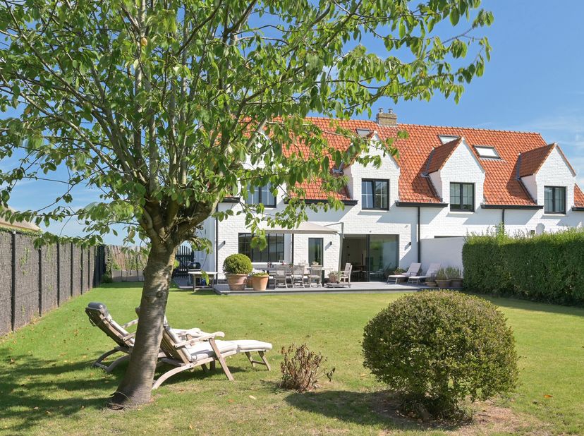 Ontdek deze prachtig gerenoveerde koppelvilla, gelegen in de rustige en groene omgeving van de Kalvekeetdijk. Deze woning biedt een uniek open zicht o