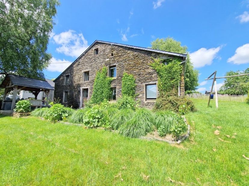 Authentieke Ardeense woning (« 1740 », +-160m² bewoonbaar, +-210m² in totaal) met garage, mooie tuin en overdekt terras, op 5 are 84 centiare, geniete