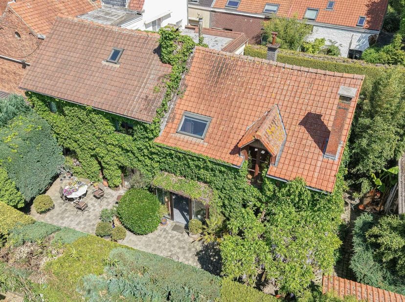 Maxime Real Estate a le plaisir de vous présenter cette maison de style fermette, parfaitement adaptée pour une co-habitation.&lt;br /&gt;
Située dans une r