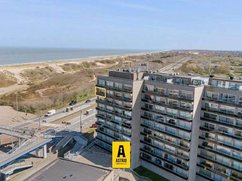 Hoekappartement gelegen op de achtste verdieping van de residentie Astrid! Dicht bij zee kun je in Bredene niet komen! Open zeezicht en zicht op de vo