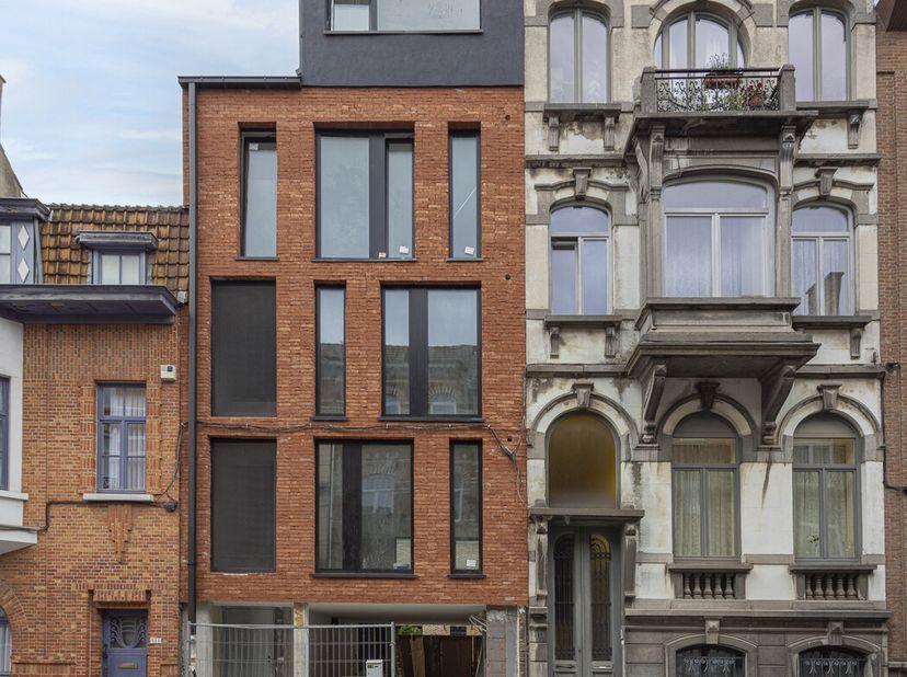 Duplex appartment met 2 slaapkamers op de 1ste en 2de verdieping in kleine mede-eigendom (2 wooneenheden) zonder lift. Centraal gelegen in een aangena