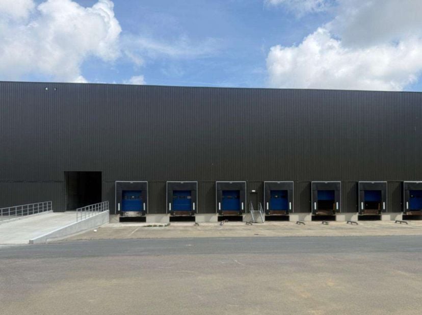 Fenomenaal gelegen logistiek magazijn bestaande uit 12.543 m² magazijnruimte met 1.123 m² kantoorruimte te huur.&lt;br /&gt;
&lt;br /&gt;
Deze strategisch gelegen