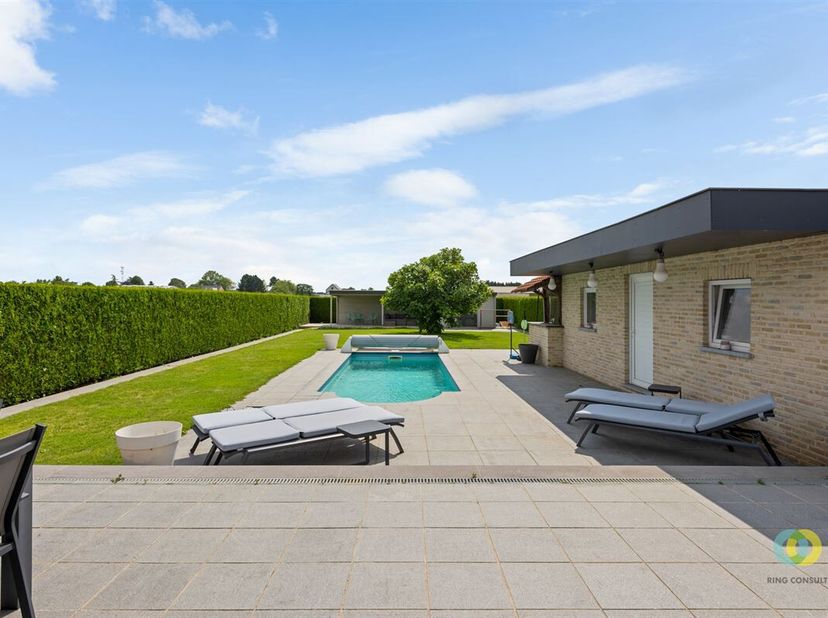 Située en tant que dernière maison d&#039;une rue qui se termine en chemin de campagne, cette spacieuse maison de plain-pied (175 m²) vous permet de profit