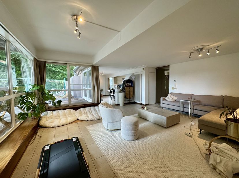 vrij vanaf 01/10/2025   -   Deze ruime duplex-penthouse situeert zich op de 1e en 2e verdieping (geen lift) van het gebouw aan de Antwerpsesteenweg 15