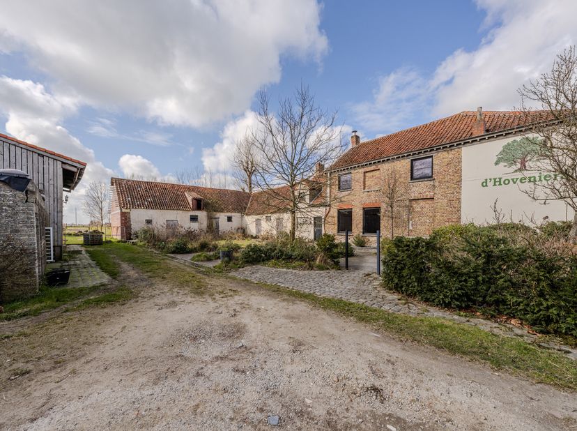 Te koop: Te herbouwen hoeve met schuur op 1,6 hectare in het pittoreske Zuienkerke&lt;br /&gt;
Bent u op zoek naar een unieke kans om een eigen droomproject