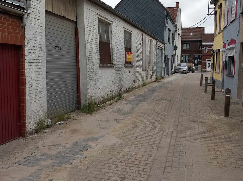 Hangar, de 135m² selon cadastre, avec 2 grandes portes électrique. Toiture neuve. Faire offre à partir de 90.000euro Renseignements et visites au 0477