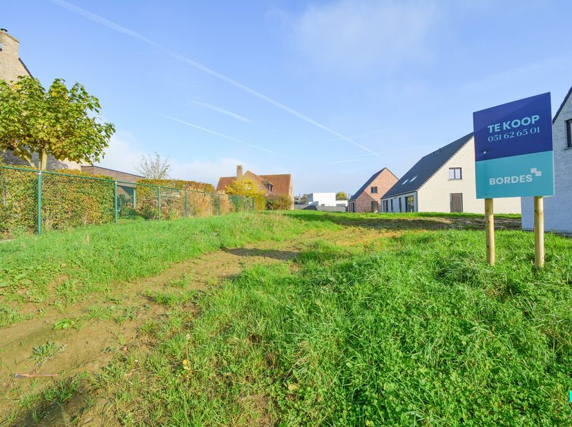 Deze nog te bouwen, alleenstaande nieuwbouw woning met afwerking naar eigen wens is centraal doch landelijk gelegen te Hooglede op een perceel van 397