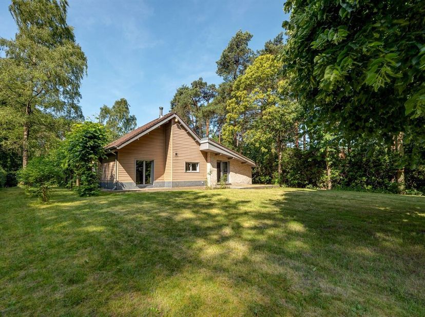 Instapklare woning gelegen in rustige, groene omgeving &lt;br /&gt;
Aan het einde van een doodlopende straat, pal aan de rand van het bos, vinden we deze vr