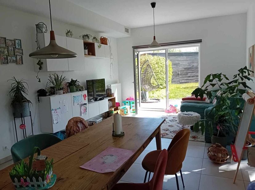 A vendre bel appartement (Rez-de-chaussée) idéalement situé à proche des grands près comprenant hall d&#039;entrée, wc séparé, local technique, living avec