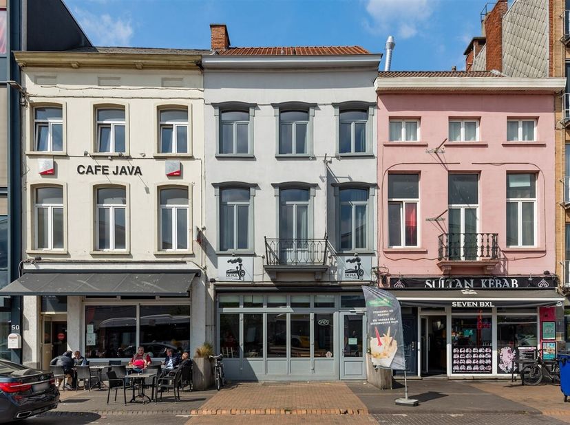 Welkom aan Stationsstraat 48, Mechelen een unieke eigendom waar wonen en ondernemen hand in hand gaan. Deze veelzijdige eigendom bestaat uit een hande
