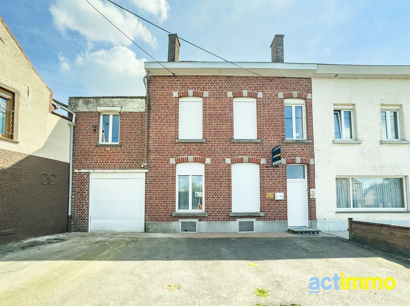 A proximité des principales commodités, volumineuse maison de 289 m² avec 4 chambres (possibilité 8) et jardin. Chauffage central gaz. Châssis PVC ave