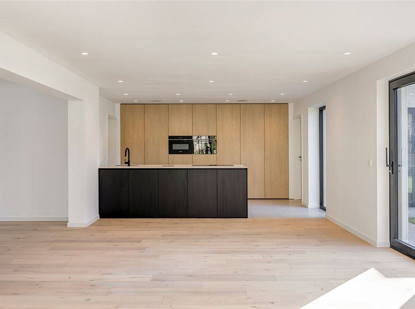 Welkom aan de Reeënlaan in het idyllische Bolderberg, waar luxe, ruimte en duurzaamheid perfect samenkomen. Deze volledig gerenoveerde woning met een